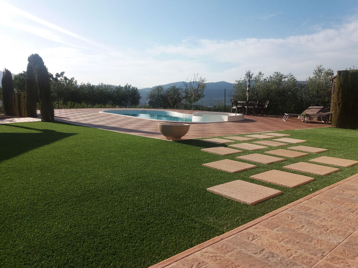 Cómo instalar porcelanico espesorado en jardines como un profesional 4 Proceso de instalación de baldosas de porcelánico espesorado sobre una base de grava bien compactada.