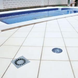 baldosa piscina exterior loja blanca