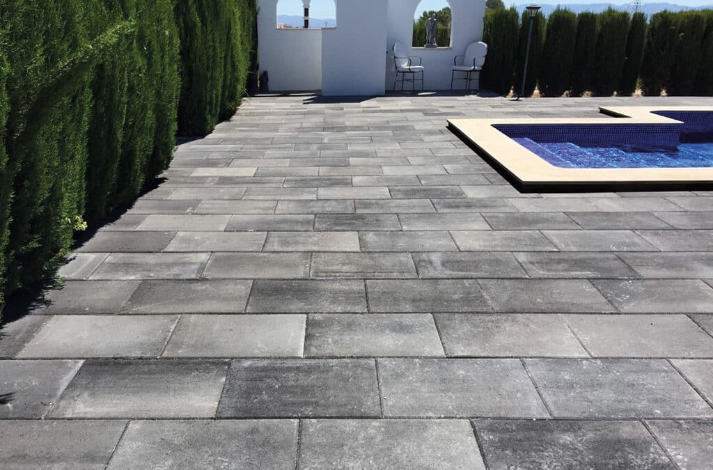 Ideas creativas para el paso de terraza a piscina que conectan tus espacios con estilo