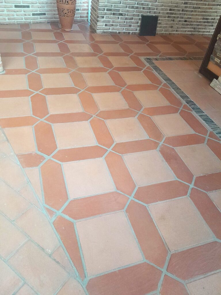 Aplicar un tratamiento para baldosas de barro es la clave para proteger tus suelos