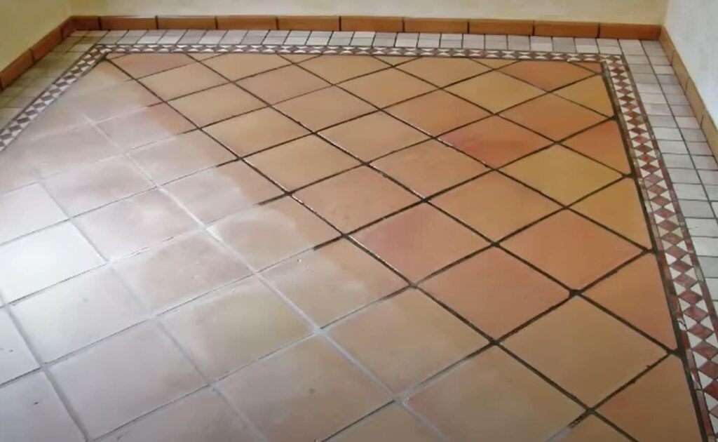 Cómo limpiar el suelo de barro cocido para que luzca perfecto durante años