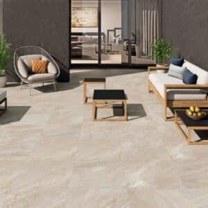 Terraza con pavimento porcelánico beige antideslizante y muebles de exterior.