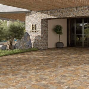 Entrada de estilo rústico con suelo porcelánico en tonos tierra, paredes de piedra y plantas decorativas en un espacio exterior